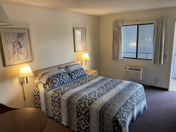 غرفة اقتصادية للاستخدام الفردي | ستائر تعتيم وتجهيزات عازلة للصوت وملاءات أسرّة