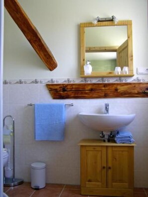 Sèche-cheveux, serviettes fournies, savon, papier toilette