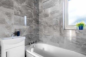 Apartment | Bathroom | Free toiletries, shampoo, toilet paper - Karah Suites - Bristol Filton (Bristol)