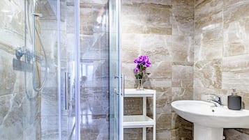 Apartment | Bathroom | Free toiletries, shampoo, toilet paper