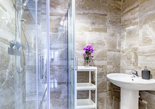 Bathroom - Karah Suites - Bristol Filton (Bristol)