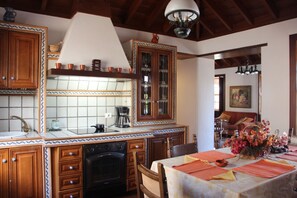 Réfrigérateur, un four, chaise haute