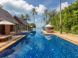 Outdoor pool, pool umbrellas, sun loungers - Baan Puri (Koh Samui)