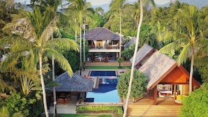 A resort with a large pool, multiple guest rooms, and lush tropical surroundings. - Baan Puri (Koh Samui)