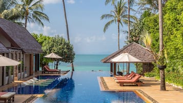Kolam renang outdoor, dengan payung kolam renang dan kursi berjemur
