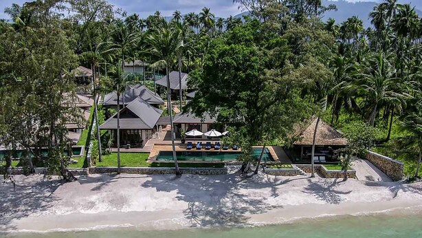 A resort with multiple buildings, a swimming pool, and a beach. - Villa Waimarie (Koh Samui)