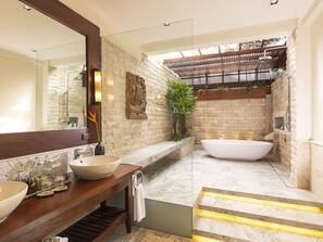 Villa, 6 Bedrooms | Bathroom | Separate bathtub and shower, free toiletries, hair dryer, towels - Villa Waimarie (Koh Samui)