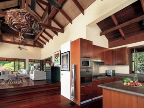 Full-size fridge, microwave, oven, stovetop - Villa Sila Varee (Koh Samui)