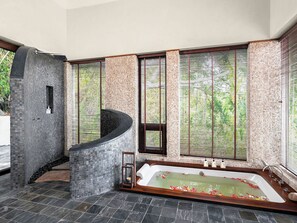 Separate tub and shower, deep soaking tub, rainfall showerhead - Villa Sila Varee (Koh Samui)