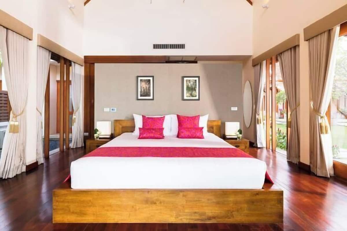 5 bedrooms, desk, blackout curtains, iron/ironing board