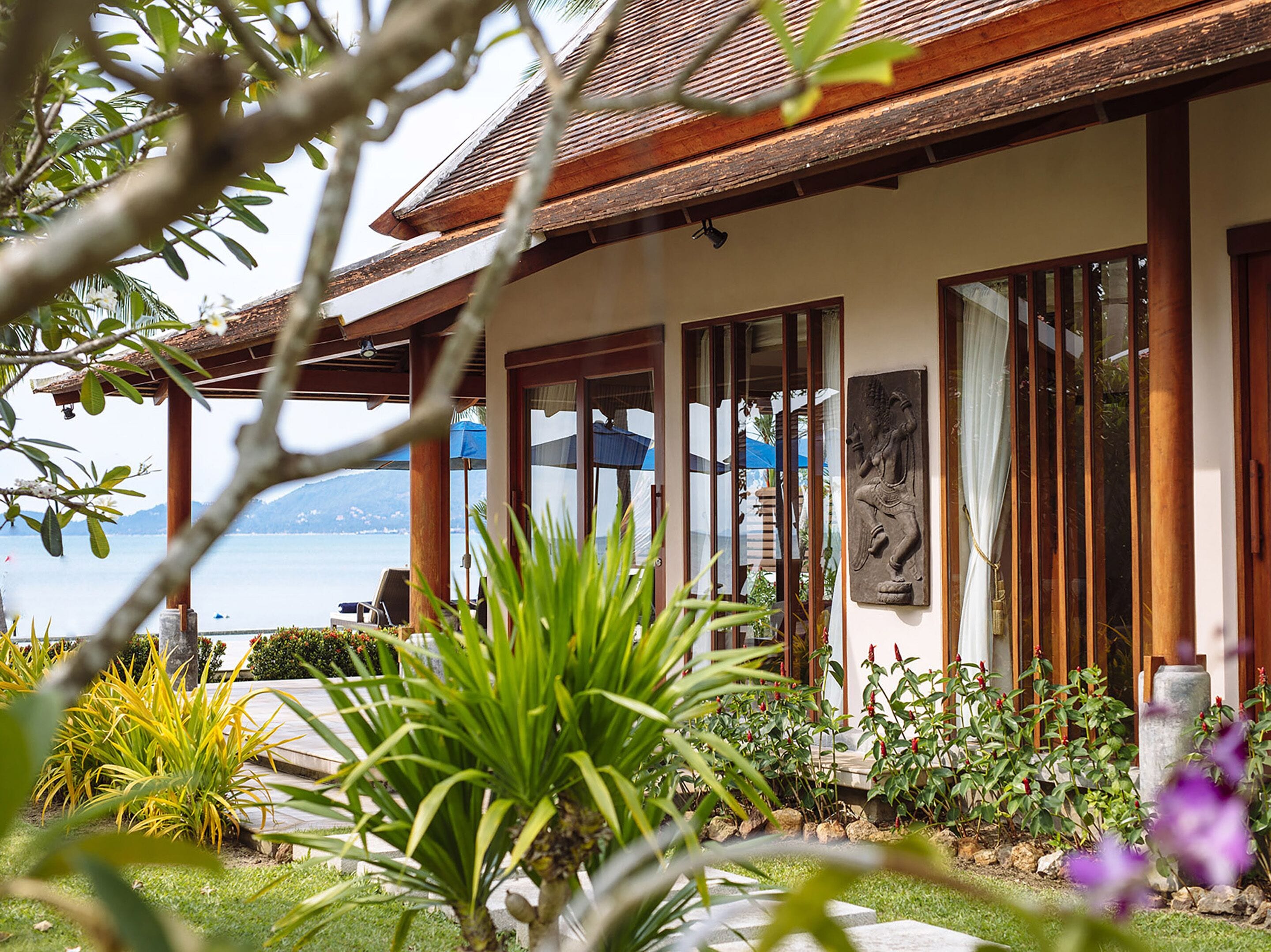 5 bedrooms, desk, blackout drapes, iron/ironing board