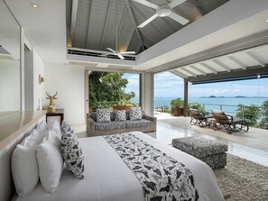 Element of 8 at Cape Laem Sor Estate | Una cassaforte in camera, una scrivania, tende oscuranti