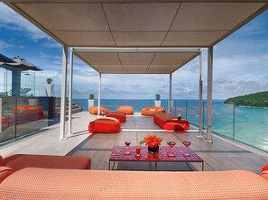 Villa M | Coffre-fort, décor unique, ameublement unique, bureau