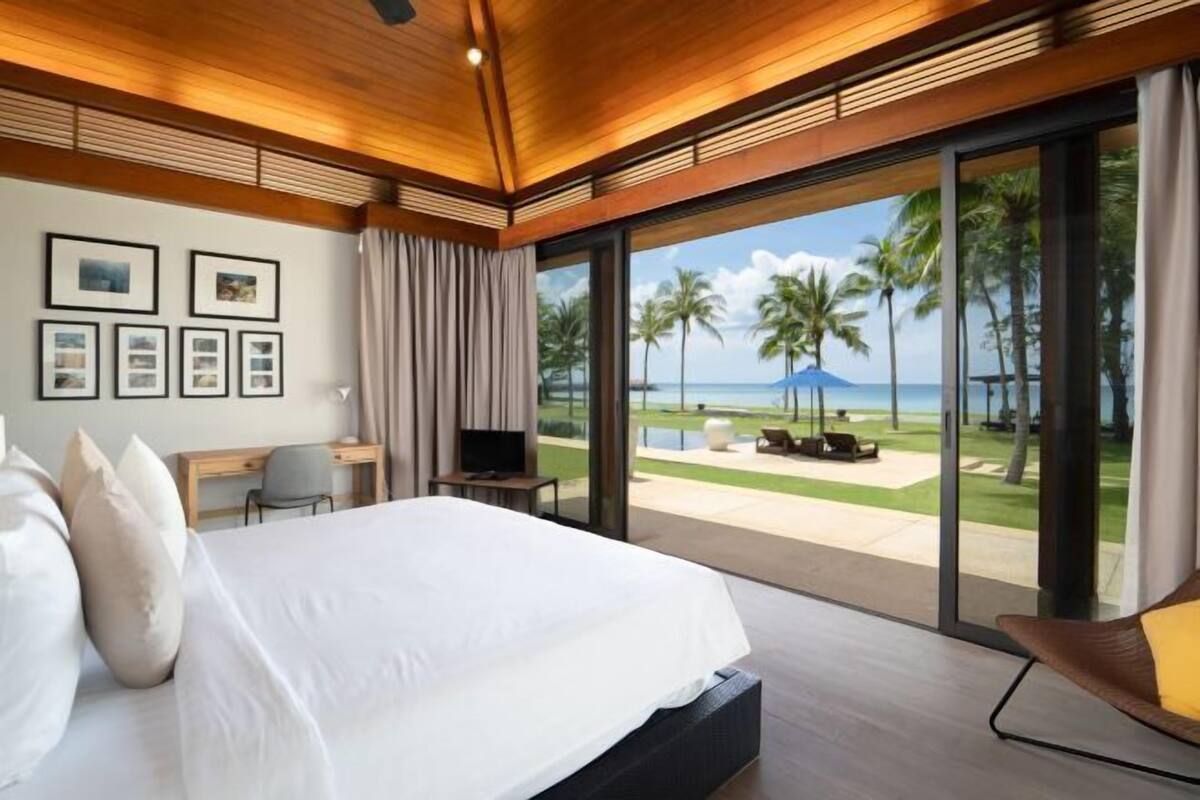 6 bedrooms, in-room safe, desk, blackout drapes
