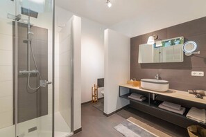 Regadera, toallas, papel de baño 