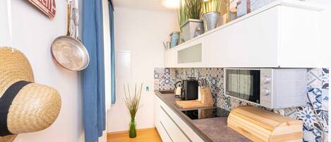 Réfrigérateur, micro-ondes, cafetière/bouilloire, bouilloire électrique