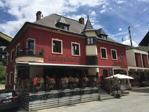 A red building with a sign reading 'Kaffeewerkstatt' and 'Colonial & Modernen'.