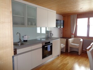 Fridge, oven, dishwasher, coffee/tea maker