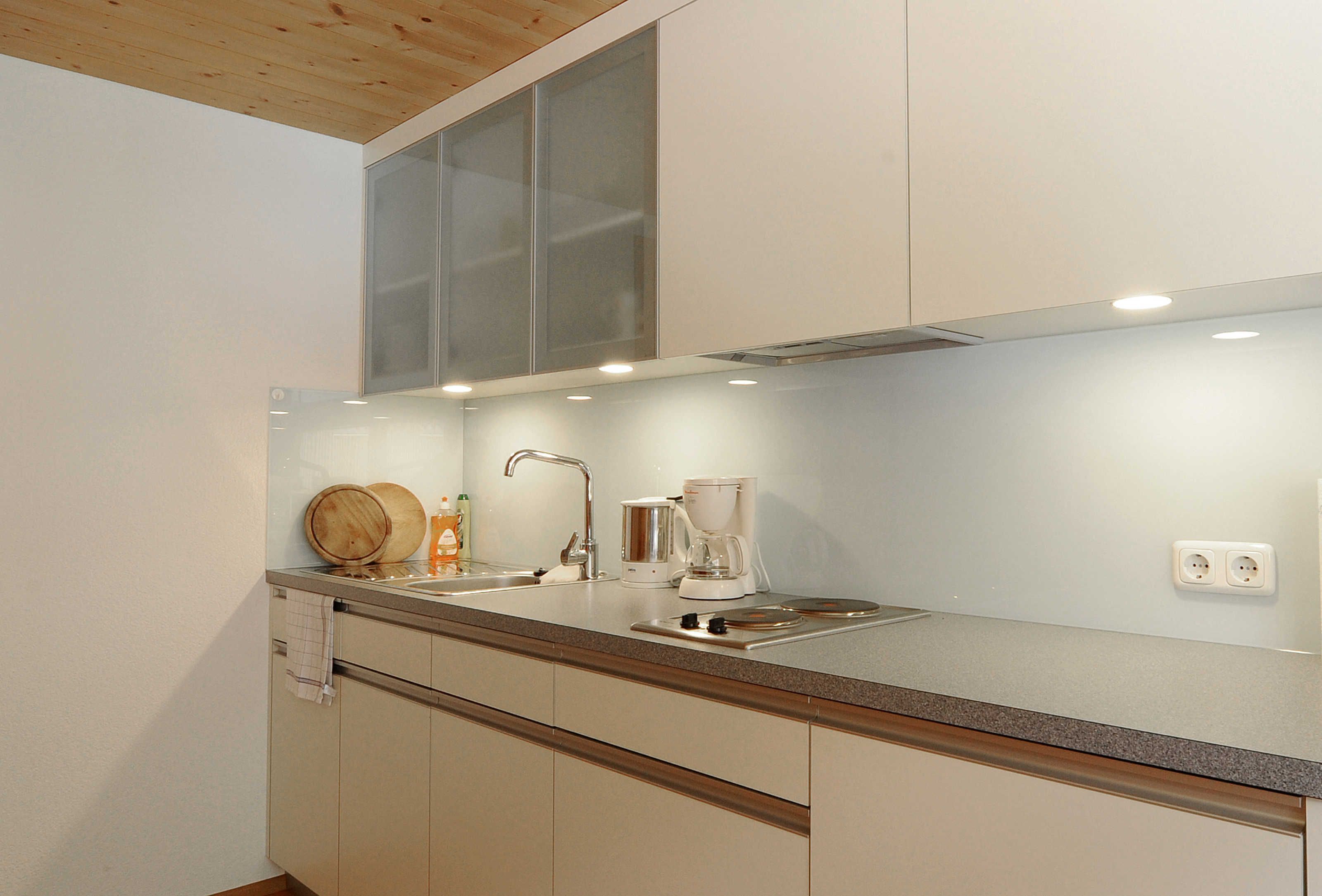 Een koelkast, een oven, een vaatwasser, een koffiezetapparaat/waterkoker