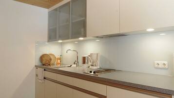 Een koelkast, een oven, een vaatwasser, een koffiezetapparaat/waterkoker