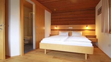 2 bedrooms, travel cot, WiFi, bed sheets