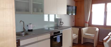 Fridge, oven, dishwasher, coffee/tea maker