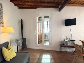 Televisión y chimenea 