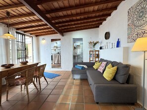 Televisión y chimenea 