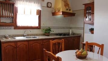 Een koelkast, een magnetron