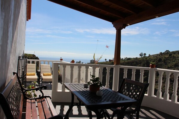 Unclassified image, 1 of 20, button