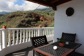 Unclassified image, 3 of 20, button