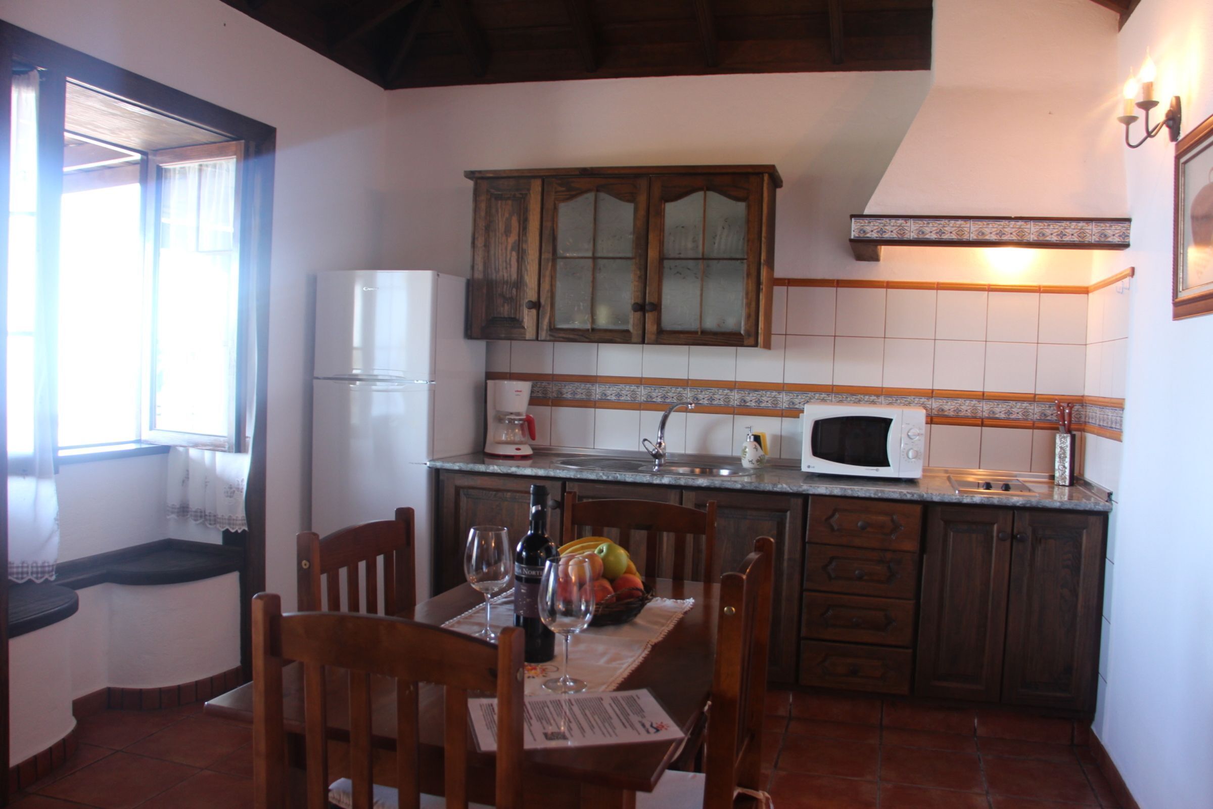 Kühlschrank, Mikrowelle, Hochstuhl