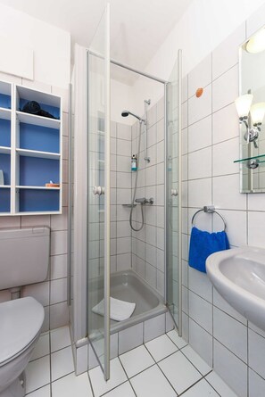 Dusche, Haartrockner, Handtücher, Seife