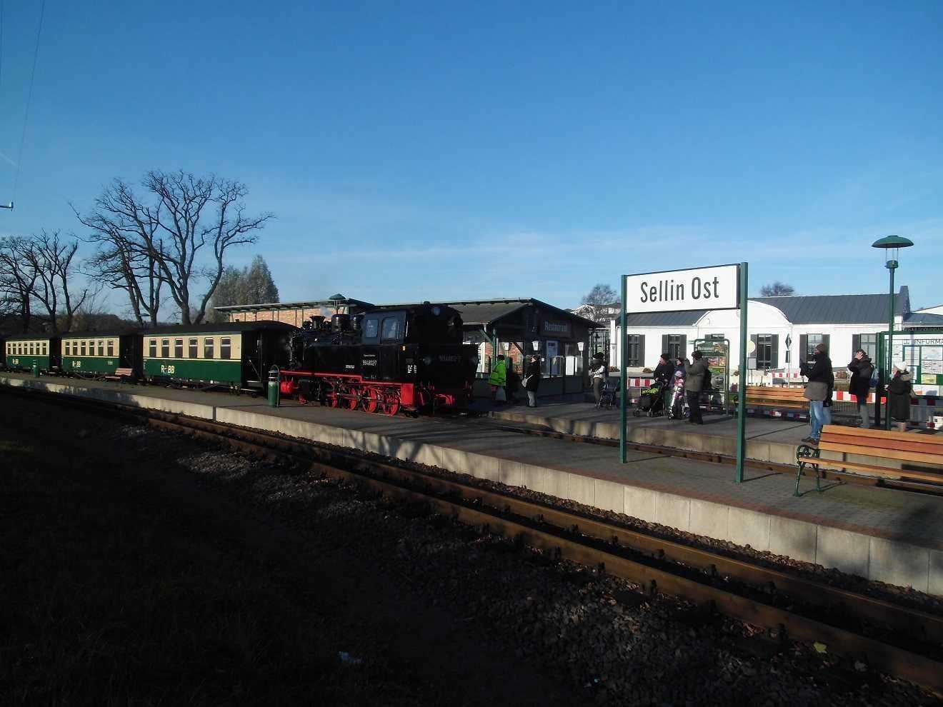 Ein Bahnsteig mit einem Schild, auf dem 'Sellin Ost' steht.