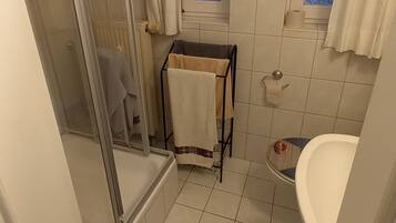 Ducha, secador de pelo, toallas, papel higiénico