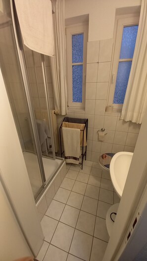 Regadera, secadora de cabello, toallas, papel de baño 
