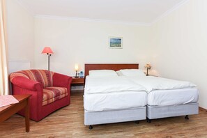 Unclassified image, 3 of 11, button - Doppelzimmer im Obergeschoss Kategorie III - Doppelzimmer im Obergeschoss im Hotel Benser Watt (Esens)