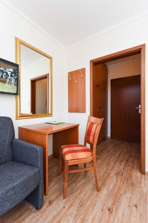 Unclassified image, 4 of 11, button - Doppelzimmer im Obergeschoss Kategorie I - Doppelzimmer im Obergeschoss im Hotel Benser Watt (Esens)