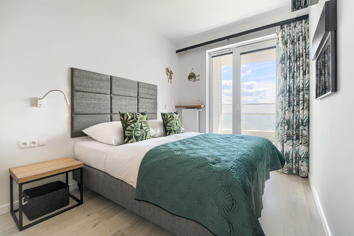 Deluxe appartement, 1 slaapkamer, terras, uitzicht op meer | 1 slaapkamer, een strijkplank/strijkijzer, beddengoed