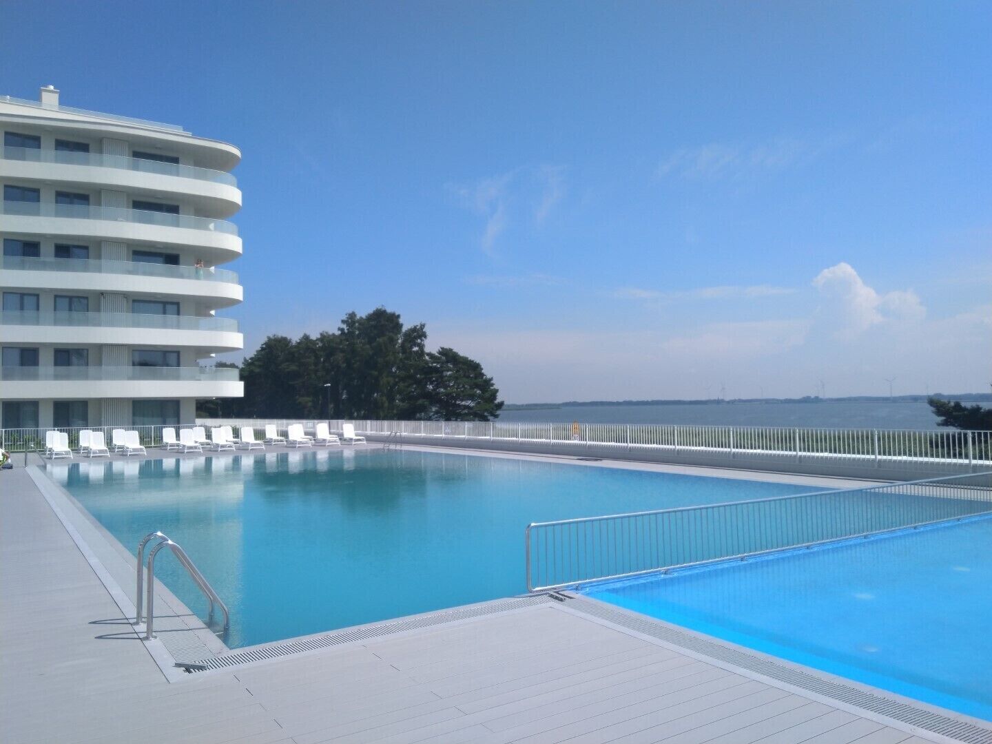 시즌별로 운영되는 야외 수영장