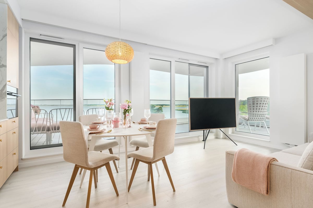 Executive appartement, uitzicht op meer | 1 slaapkamer, een strijkplank/strijkijzer, beddengoed
