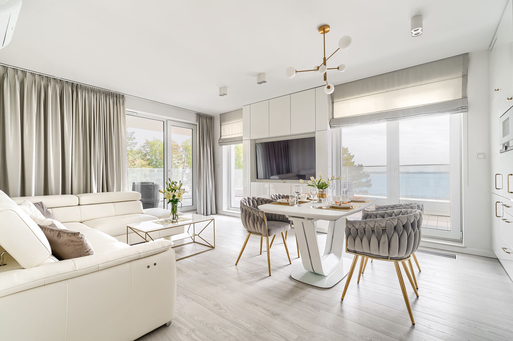 Deluxe Apartment | Living area | Flat-screen TV