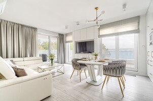 Apartamento Deluxe | Zona de estar | Una televisión de pantalla plana