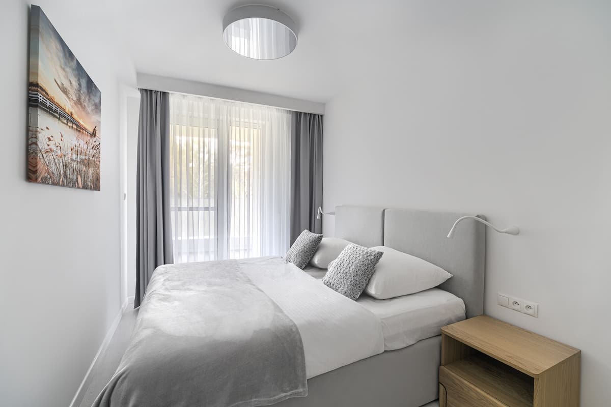 Deluxe appartement, 1 slaapkamer, uitzicht op meer | 1 slaapkamer, een strijkplank/strijkijzer, beddengoed