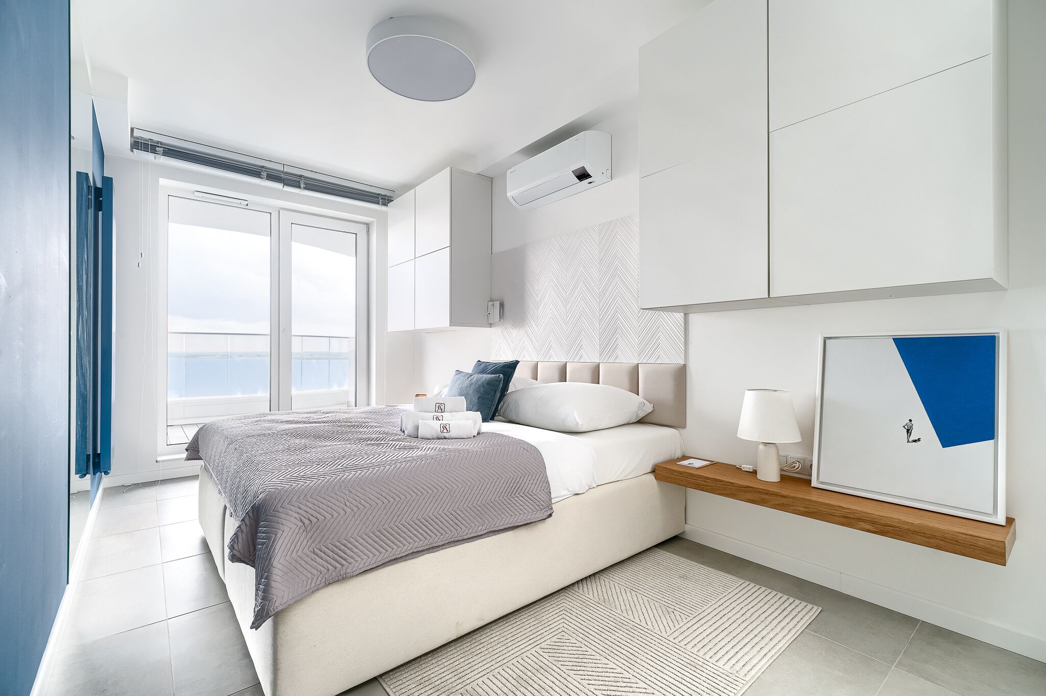 Apartamento Deluxe | Zona de estar | Una televisión de pantalla plana