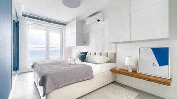 Apartamento Deluxe | Zona de estar | Una televisión de pantalla plana