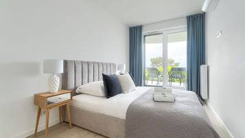 Departamento Deluxe | Tabla de planchar con plancha y ropa de cama