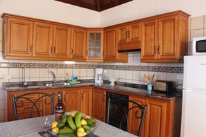 Geladeira, micro-ondas, fogão