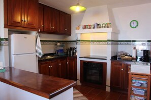 Frigorifero, forno, seggiolone