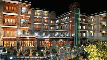 Mặt tiền nơi lưu trú - ban đêm